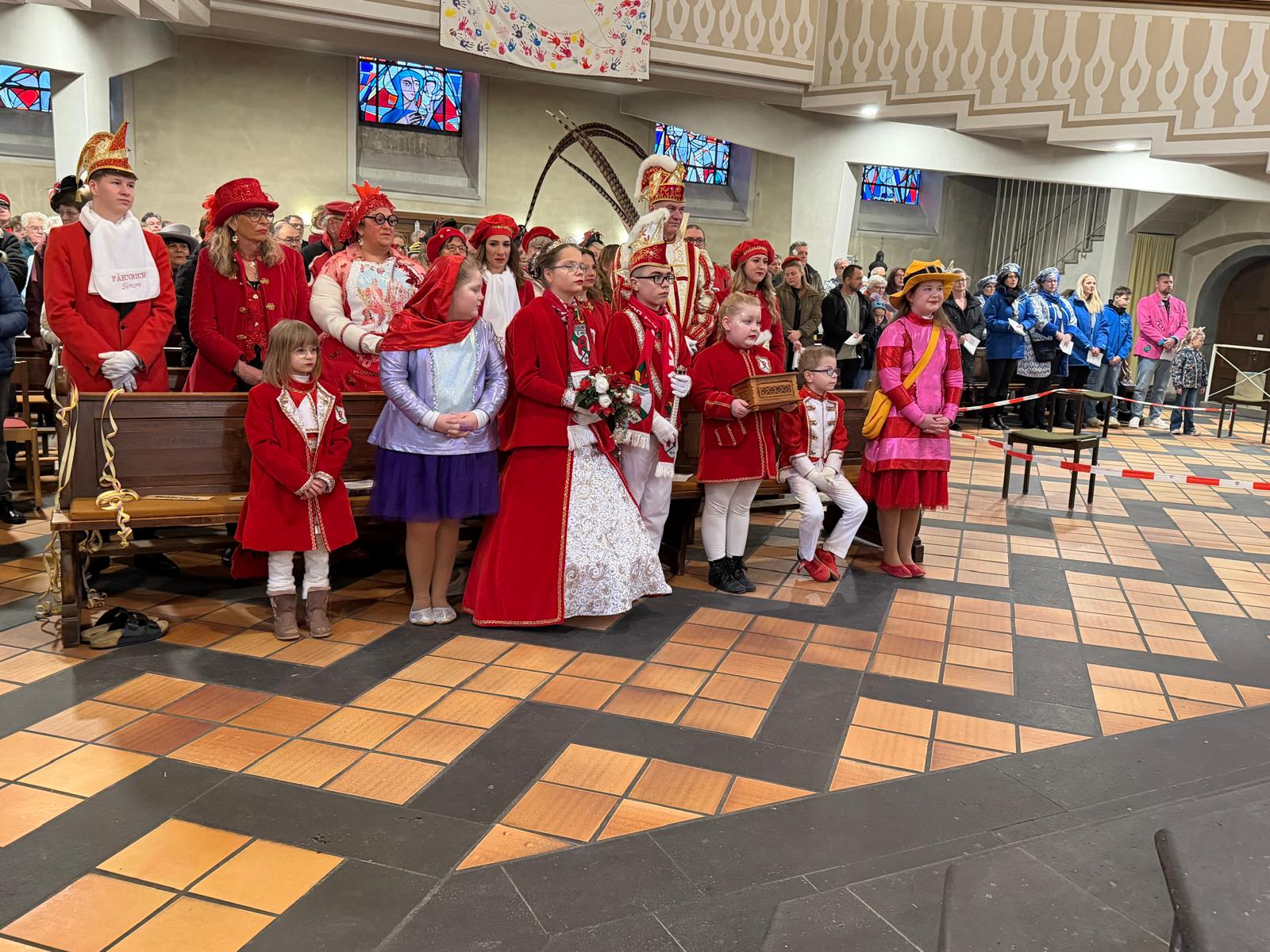 Kinderprinzenpaar und großes Prinzenpaar mit Gefolge